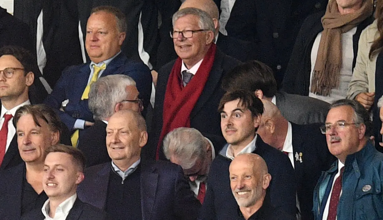 Ekspresi mantan pelatih Manchester United, Sir Alex Ferguson saat Setan Merah berhasil menang come back atas Lyon dalam laga leg 2 Perempat Final Liga Europa 2024/2025 di Old Trafford, Manchester, Inggris, Jumat (18/04/2025) dini hari WIB. (AFP/Oli Scarff)