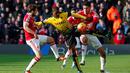 Pemain MU, Chris Smalling dan Daley Blind, berebut bola dengan pemain Watford, Odion Ighalo, dalam lanjutan Liga Inggris di Stadion Icarage Road, Watford, Sabtu (21/11/2015). (Reuters/Eddie Keogh)