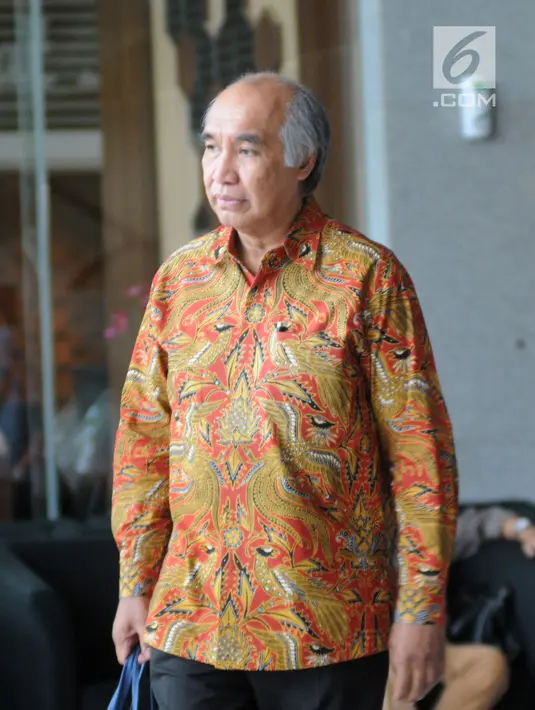 Komisaris PT Humpuss Transportasi Kimia Theo Lykatompesy usai menjalani pemeriksaan oleh penyidik di Gedung KPK, Jakarta, Kamis(16/5/2019). Theo Lykatompesy diperiksa sebagai saksi atas tersangka Anggota DPR F-Golkar Bowo Sidik Pangarso. (merdeka.com/Dwi Narwoko)