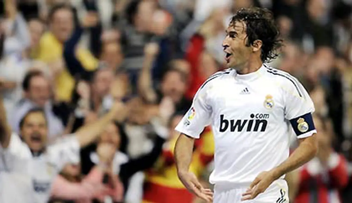 Selebrasi gol dari kapten Real Madrid, Raul Gonzalez, yang membukukan dua gol dalam kemenangan 4-2 atas Valladolid pada lanjutan La Liga di Santiago Bernabeu pada 17 Oktober 2009. AFP PHOTO/PIERRE-PHILIPPE MARCOU