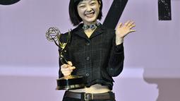 Aktris Korea Selatan Lee Yoo-mi berpose dengan piala saat konferensi pers perayaan Emmy untuk serial Netflix "Squid Game" di Seoul, Korea Selatan (16/9/2022). Lee Yoo-mi memenangi penghargaan Outstanding Guest Actress di ajang Emmy Awards ke-74 yang digelar di Microsoft Theater di Los Angeles, Minggu (4/9/2022). (AFP/Jung Yeon-je)