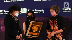 Komisaris PT Jurnalindo Aksara Grafika Dorothea Samola (kiri) bersiap menyerahkan piagam penghargaan Irnawati W. Kahardja selaku Head of Protocol and Public Affairs PT Surya Citra Media Tbk, dalam penganugerahan Bisnis Indonesia Award (BIA) 2022 di Jakarta, Senin (15/8/2022). PT Surya Citra Media TBK mendapatkan penghargaan Bisnis Indonesia Award (BIA) 2022 dalam kategori Media dan Hiburan. (Liputan6.com/Herman Zakharia)