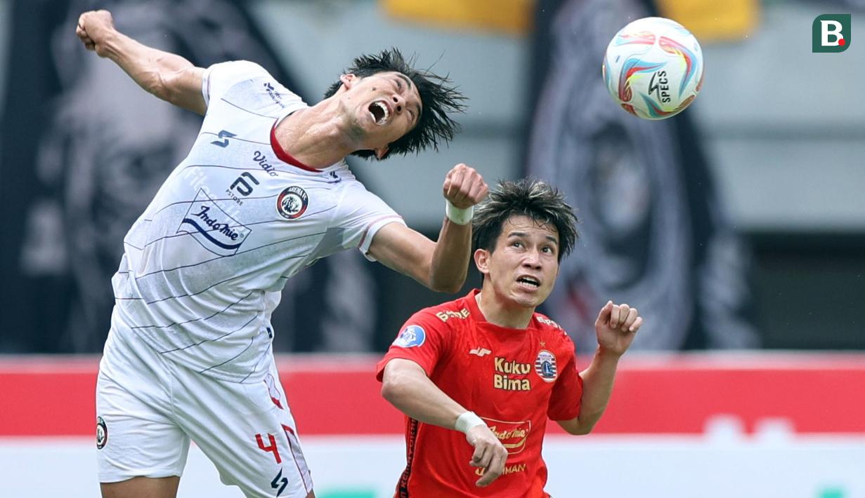 <p>Pemain Arema FC,&nbsp;Syaeful Anwar&nbsp;(kiri), berebut bola diudara dengan pemain Persija Jakarta, Ryo Matsumura dalam pertandingan pekan kesembilan BRI Liga 1 2023/2024 yang berlangsung di Stadion Patriot Candra Bhaga, Bekasi, Minggu (20/9/2023). (Bola.com/M Iqbal Ichsan)</p>