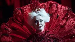 Model lansia Carmen Dell'Orefice mengenakan busana koleksi desainer Guo Pei di Couture Fashion Week, Paris, 25 Januari 2017. Headpiece mirip mahkota berhasil menyempurnakan penampilan model 85 tahun itu. (AP Photo/Zacharie Scheurer)