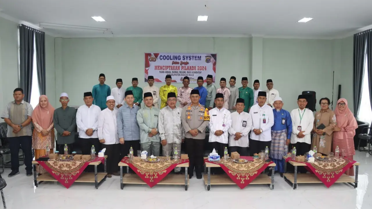 Kapolres Rokan Hulu AKBP Budi Setiyono bersama tokoh agama, tokoh lintas agama dan petinggi instansi agama usai berdiskusi mewujudkan Pilkada damai.