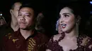 Dari sekian banyak selebriti yang hadir, terlihat pasangan Anang Hermansyah dan Ashanty yang muncul di keramaian tersebut. Pasangan ini menyampaikan kesannya bisa hadir di acara orang nomor satu di Indonesia. (Adrian Putra/Bintang.com)