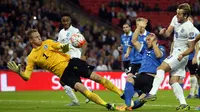 Penyerang Timnas Inggris, Harry Kane (kanan) saat berusaha merobek jala Estonia, yang dikawal kiper Mihkel Aksalu (kiri), pada pertandingan di Stadion Wembley (9/10/2015). Kane diprediksi bakal bersinar di putaran final Piala Eropa 2016.  (EPA/Will Oliver