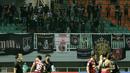 Para penonton meneriakkan yel-yel usai Persis Solo mengalahkan Persiba Balikpapan 2-0 dalam laga matchday ke-3 Grup X Babak 8 Besar Liga 2 2021 di Stadion Pakansari, Cibinong, Rabu (22/12/2021). (Bola.com/Ikhwan Yanuar)