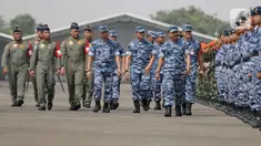 Panglima Komando Operasi Udara Nasional (Pangkoopsudnas) Marsekal Madya Tedi Rizalihadi (kedua kanan) menginspeksi pasukan pengamanan VVIP pelantikan presiden dan wakil presiden terpilih di Pangkalan Udara Halim Perdanakusuma, Jakarta, Kamis (17/10/2024). (Liputan6.com/Herman Zakharia)