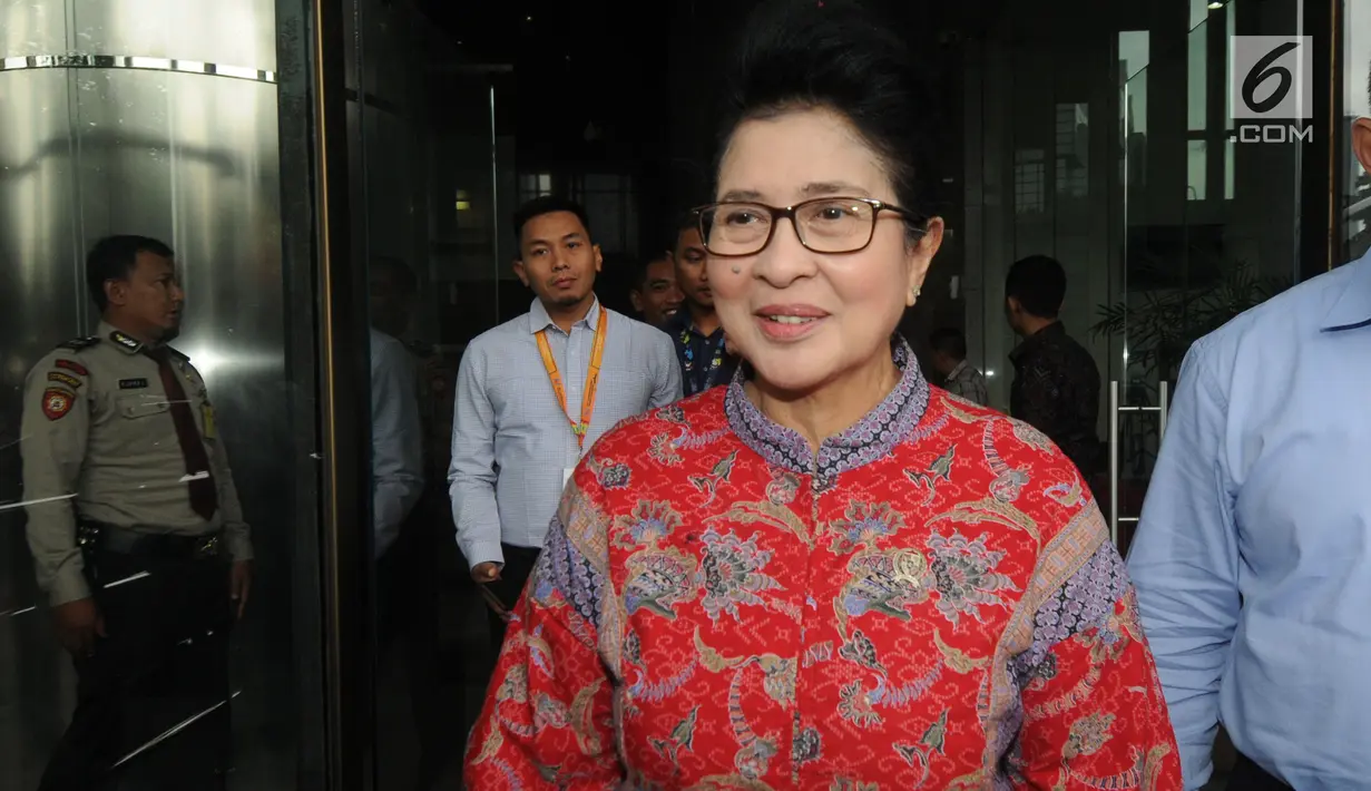 Menteri Kesehatan Nila F Moeloek usai menggelar pertemuan tertutup di Gedung KPK, Jakarta, Rabu (16/1). Kedatangan Nila untuk membahas kajian terkait tata kelola alat kesehatan bersama KPK. (Merdeka.com/Dwi Narwoko)