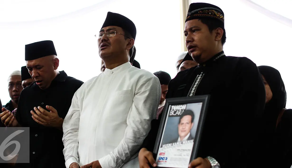 Teten Masduki (kiri), Mantan Ketua Mahkamah Konstitusi Jimly Asshiddiqie (tengah) hadir dalam prosesi pemakaman Alm Husni Kamil Malik  di TPU Jeruk Purut, Jakarta, Rabu (8/7). Husni meninggal pada usia ke-41. (Liputan6.com/Faizal Fanani)