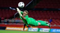 Kiper timnas Belanda, Jasper Cillessen menyelamatkan gawangnya saat menjamu timnas Italia pada lanjutan UEFA Nations League Grup 1 Liga 1 di Johann Cryuff Arena, Senin (7/9/2020). Italia menang 1-0 saat berkunjung ke markas Belanda. (AP Photo/Peter Dejong)