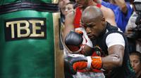 Jelang mega duel melawan Manny Pacquiao, Mayweather berlatih keras. (AP Photo/John Locher)