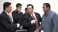 Agung Laksono, Fadel Muhammad ( kiri), dan Gubernur Maluku Karel A. Ralahalu (kanan) usai rapat koordinasi, membahas persiapan Sail Banda yang akan dilaksanakan Agustus 2010. (Antara)
