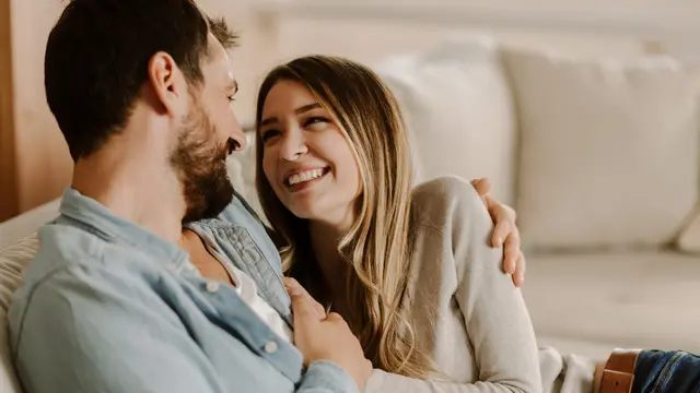 perempuan dan pasangan oktober memaafkan