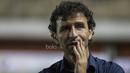 Luis Milla mencoba menghilangkan rasa tegang dengan memainkan tangannya sambil melihat ke tribun penonton. (Bola.com/Vitalis Yogi Trisna)