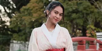 Seperti inilah potret Azizah Salsha saat liburan di Jepang. Postingan foto beberapa waktu lalu ini mendadak membuat publik jadi heboh. [Foto: instagram/azizahsalsha_]