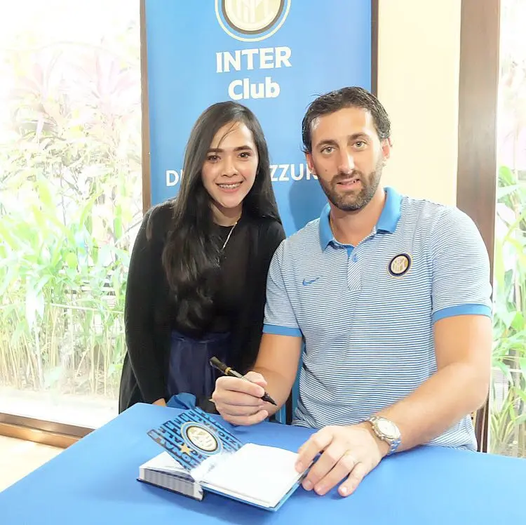 Bendahara Inter Club Indonesia (ICI), Maia Susanto, berpose dengan mantan striker Inter Milan, Diego Milito. (Liputan6.com/Thomas)