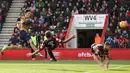 Gol Cantik Pemain Arsenal, Mesut Ozil (kiri) ke gawang AFC Bournemouth pada lanjutan liga Premier Inggris di Stadion Vitality, Minggu (7/2/2016). (Reuters/Matthew Childs)