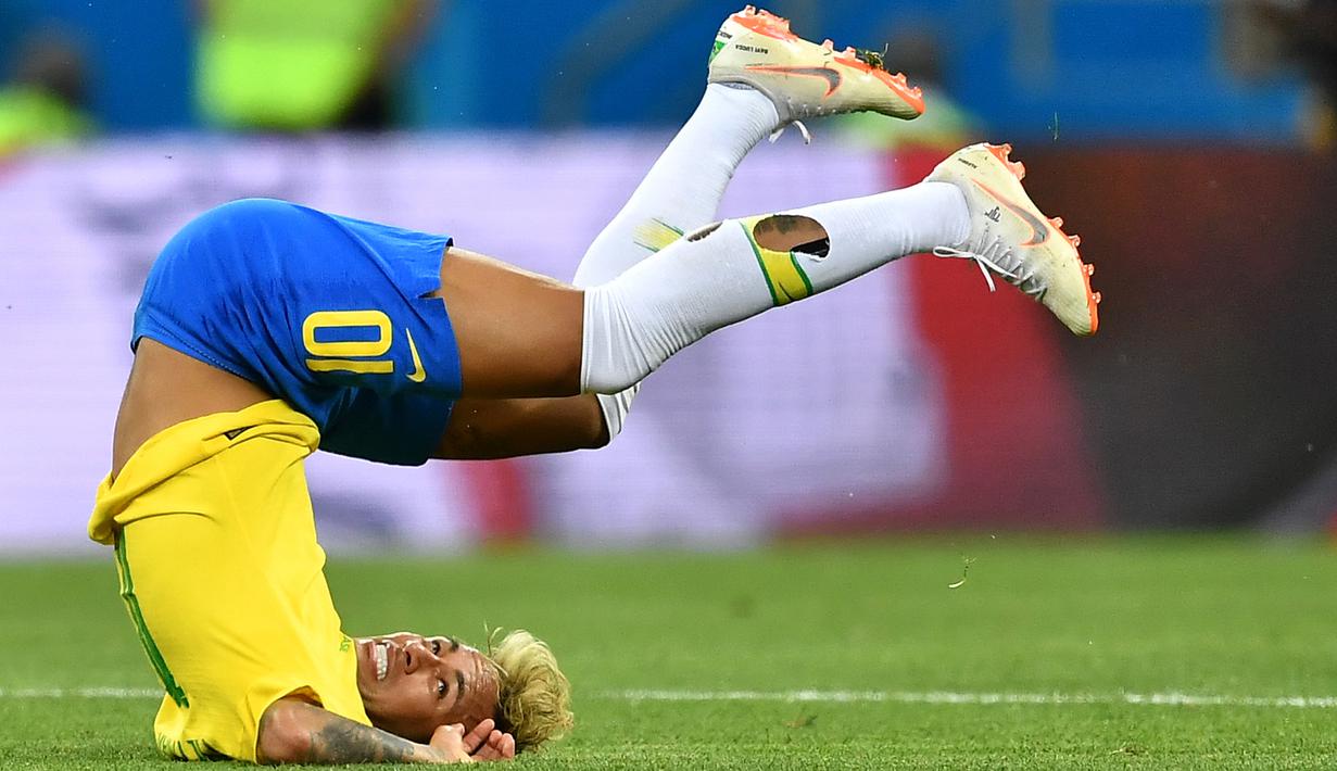 Pemain Brasil, Neymar terjatuh dalam laga penyisihan Grup E Piala Dunia 2018 antara Brasil dan Swiss di Rostov Arena, Rostov-On-Don, Rusia, Minggu (17/6). Pertandingan berakhir dengan skor 1-1. (Joe Klamar/AFP)