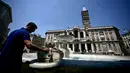Pemerintah dan otoritas setempat telah mengambil langkah-langkah seperti menyediakan tempat berteduh dan fasilitas pendingin di tempat umum. (Filippo MONTEFORTE/AFP)