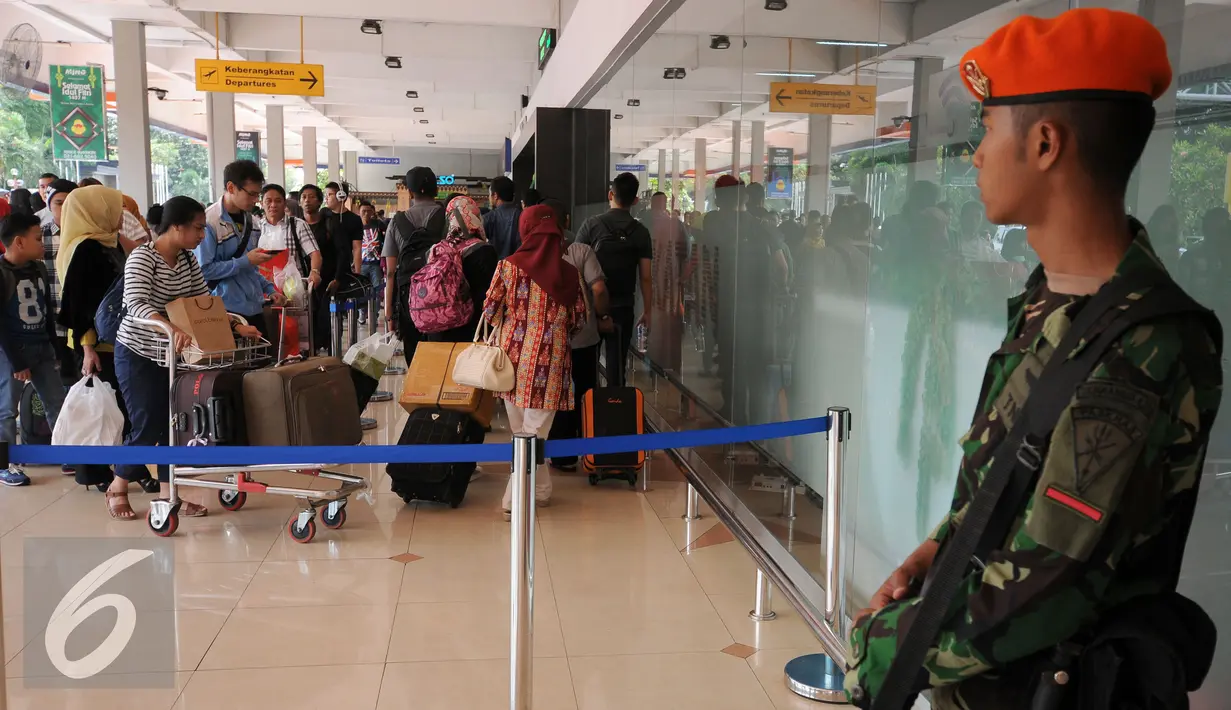 Personil TNI AU menjaga situasi dan kondisi arus mudik di Bandara Halim Perdanakusuma Jakarta, Senin (4/7). H-2 jelang Idul Fitri 1437 H, ribuan calon penumpang diberangkatkan dari Bandara Halim Perdanakusuma. (Liputan6.com/Helmi Fithriansyah)