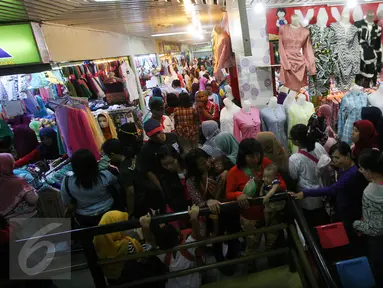 Warga memadati pasar Beringharjo Yogyakarta,(26/6).Blok penjualan pakaian paling banyak di serbu warga meskipun lebaran masih menyisakan sepuluh hari.(Boy T Harjanto)