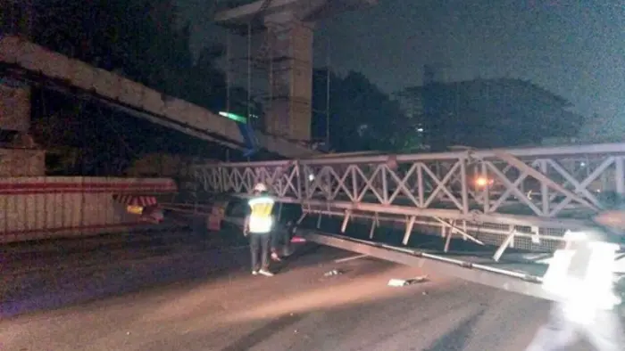 Tiang Rambu VMS jatuh di KM 15 Tol Bekasi Timur (foto: @tmcpoldametro)