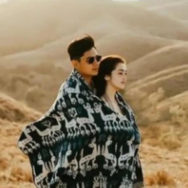 Liburan Bareng, Ini 7 Potret Mesra Ranty Maria dan Rayn Wijaya saat di Sumba