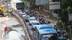 Kendaraan melintas disebelah proyek pembangunan di persimpangan Jalan Gatot Subroto, Jakarta, Senin (10/4). (Liputan6.com/Immanuel Antonius)