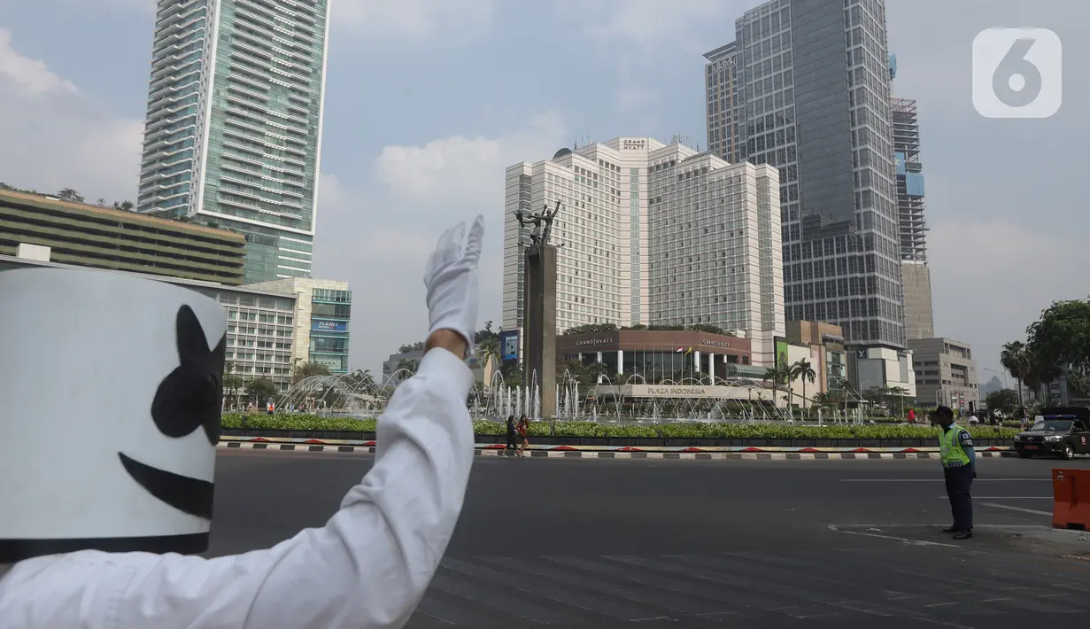 Suasana di kawasan Bundaran HI, Jakarta, Minggu (20/10/2019). Car Free Day (CFD) ditiadakan Minggu (20/10) ini dalam rangka pelantikan Presiden dan Wapres periode 2019-2024, Joko Widodo dan Ma'aruf Amin di Kompleks Parlemen, Senayan, Jakarta. (Liputan6.com/Herman Zakharia)