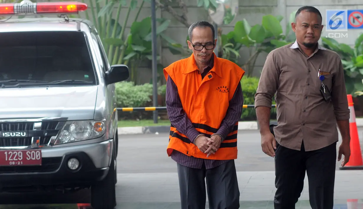 Tersangka Kepala Kantor Kemenag Kabupaten Gresik, Muhammad Muafaq Wirahadi (rompi oranye) tiba di gedung KPK, Jakarta, Selasa (16/4/2019). Muhammad Muafaq Wirahadi diperiksa sebagai tersangka terkait kasus suap jual beli jabatan di Kementerian Agama, Jawa Timur. (merdeka.com/Dwi Narwoko)