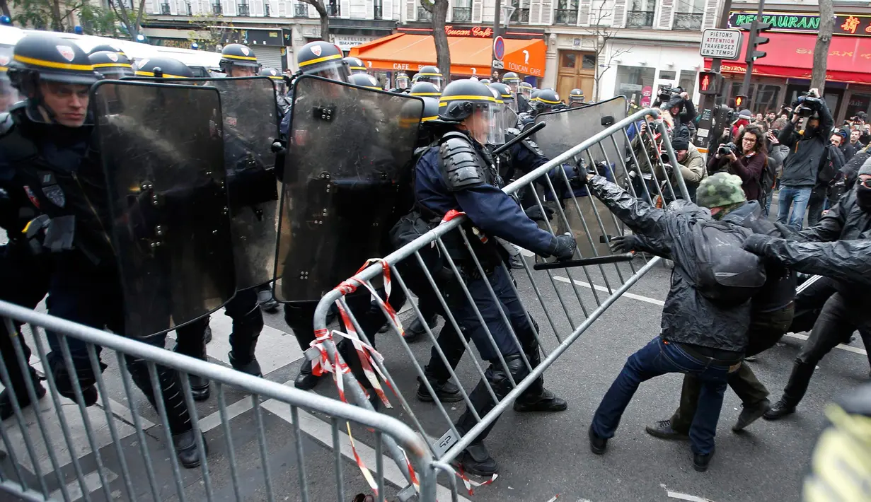 Polisi dan demonstran terlibat bentrok saat unjuk rasa menjelang Konferensi Perubahan Iklim Dunia 2015 di Place de la Republique Paris, Prancis, Minggu (29/11). Paris melarang semua aksi demonstrasi pasca teror beberapa waktu lalu. (REUTERS/Eric Gaillard)