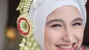 Kemudian disematkan juga cundhuk mentul, centhung, serta ronce melati tibo dodo di hijabnyq. [@fayenicolee]