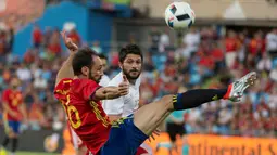 Pemain Spanyol, Juanfran, berusaha mengontrol bola dari pemain Georgia pada laga persahabatan di Coliseum Alfonso Perez, Madrid, Rabu (8/6/2016) dini hari WIB. (AFP/Curto De La Torre)