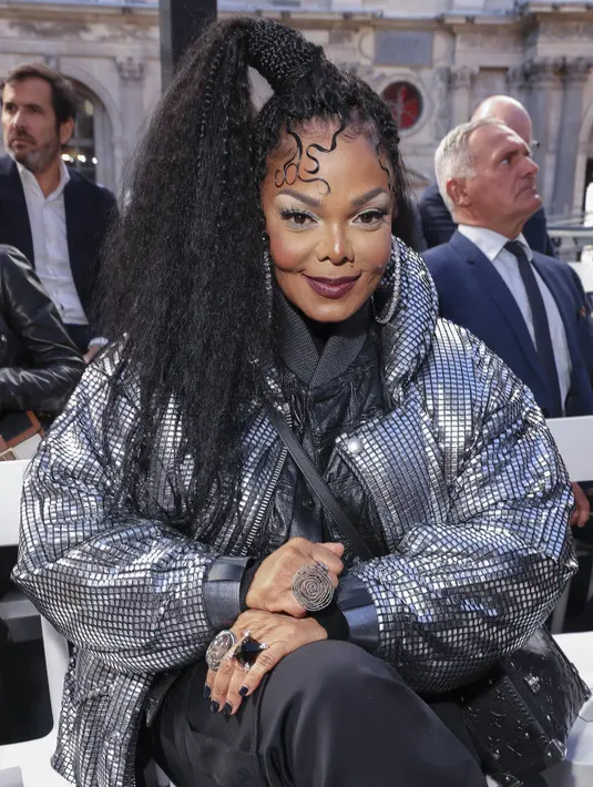 Janet Jackson duduk saat menghadiri koleksi busana Louis Vuitton Spring/Summer 2023 yang dipresentasikan selama Paris Fashion Week di Paris pada Selasa, 4 Oktober 2022.  Musisi "Call on Me" itu melangkah keluar dengan jaket puffer payet perak. Pakaian luarnya memiliki kerah tinggi dan bengkak yang dramatis dengan lengan mengembang dan manset hitam lebar. (Photo by Vianney Le Caer/Invision/AP)