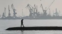 Pelabuhan Mariupol di Ukraina pada akhir Februari 2022. Kini, Rusia mengendalikan pelabuhan tersebut. Dok: AP Photo/Sergei Grits, File.