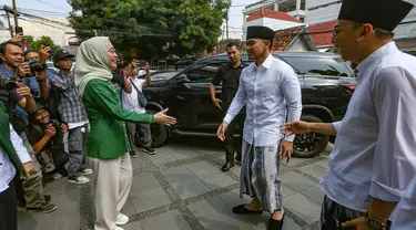 Ketua Umum Partai Solidaritas Indonesia (PSI) Kaesang Pangarep saat menyambangi kantor Dewan Pimpinan Pusat Partai Kebangkitan Bangsa (DPP PKB) di Jalan Raden Saleh, Senen, Jakarta Pusat, Selasa (6/8/2024). (merdeka.com/Arie Basuki)