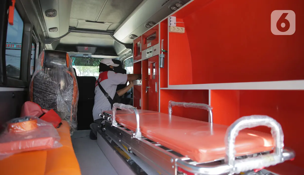 Pekerja menyelesaikan pemasangan lampu sirene mobil ambulans di Babelan, Kabupaten Bekasi, Jawa Barat, Minggu (27/9/2020). Perakitan mobil ambulans meningkat 100 persen menjadi 700 unit saat pandemi COVID-19 dengan harga Rp 20 juta hingga Rp 1,5 milliar. (Liputan6.com/Herman Zakharia)