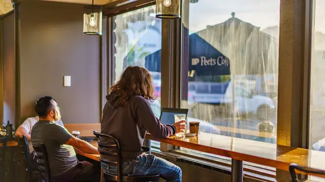 Kenapa Banyak Orang Betah Kerja dari Kafe?