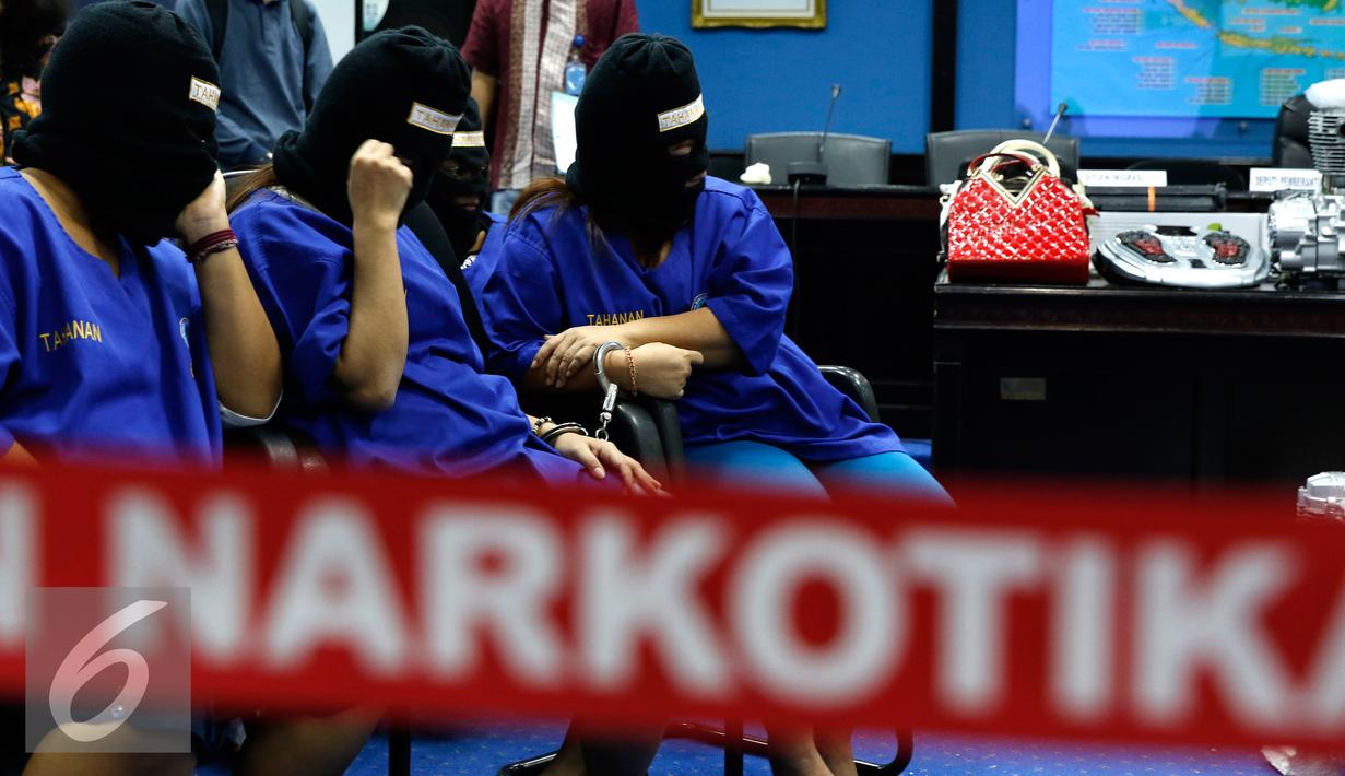 Sejumlah perempuan yang menjadi kurir sabu berhasil diamankan satuan BNN, Jakarta, Jumat (28/8/2015). BNN berhasil membongkar penyelundupan sabu seberat 103,8 kilogram yang dimasukkan ke dalam mesin sepeda motor dan alat pijat. (Liputan6.com/Yoppy Renato)