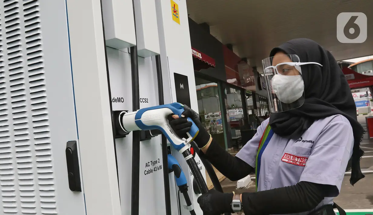 Petugas melakukan pengecekan mesin Stasiun SPKLU di SPBU Pertamina Fatmawati, Jakarta, Minggu (13/12/2020). Pekan depan PT Pertamina (Persero) secara resmi akan meresmikan SPKLU pertamanya guna mendukung penggunaan energi bersih dan energi terbarukan di Indonesia. (Liputan6.com/Herman Zakharia)