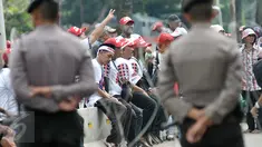 Massa pro Basuki Tjahaja Purnama (Ahok) mengawal sidang lanjutan kasus dugaan penodaan agama di depan Kementerian Pertanian, Jakarta, Kamis (20/4). Sidang pembacaan tuntutan digelar sehari setelah pemungutan suara Pilkada DKI. (Liputan6.com/Yoppy Renato)