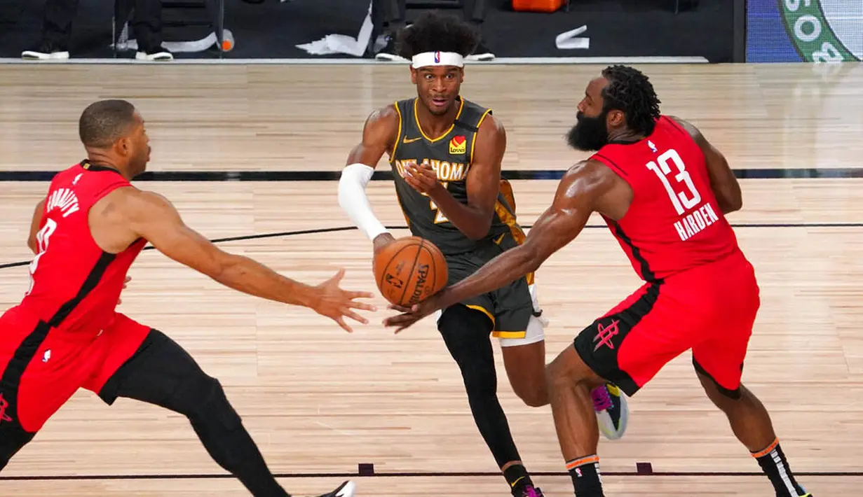 Pebasket  Oklahoma City Thunder, Shai Gilgeous-Alexander, berusaha melewati pebasket Houston Rockets pada laga NBA, Selasa (1/9/2020). Oklahoma City Thunder menang 104-100 atas Houston Rockets. (AP Photo/Mark J. Terrill)