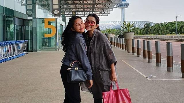 6 Potret Mayangsari dan Putrinya yang Kompak Bak Kakak Beradik