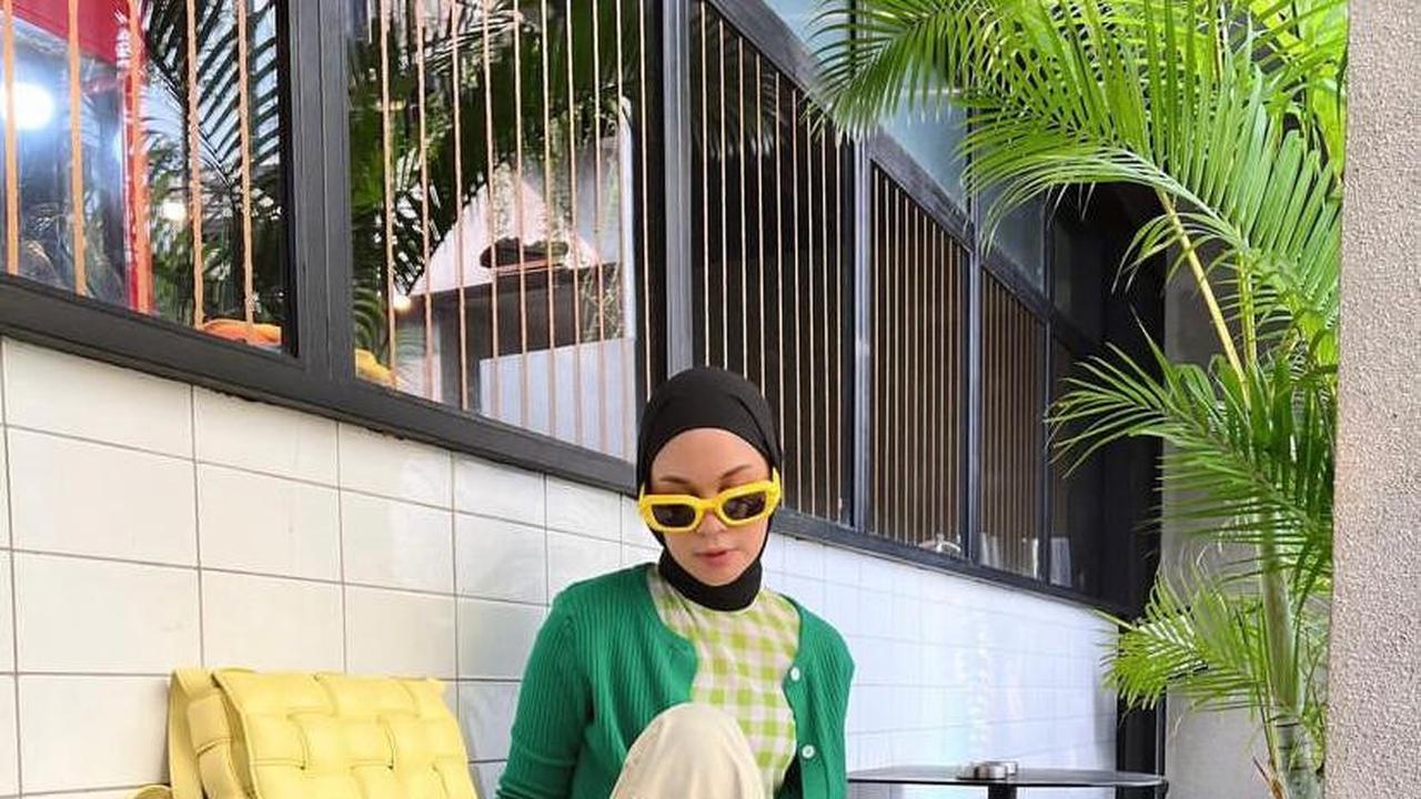 9 Ide Outfit Hijab Casual ala Cewek Kue, Cewek Mamba, dan Cewe Bumi dari Irish Bella hingga Putri Delina