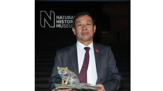 Potret Yongqing Bao ketika menerima penghargaan. (Tim P. Whitby/Getty Images for the Natural History Museum)