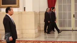 Presiden Joko Widodo tiba dalam upacara penganugerahan tanda kehormatan RI ke Jepang di Istana Negara, Jakarta, Senin (23/11/15). Jokowi memberi penganugerahan kepada Ketua Liga Parlemen Jepang-Indonesia Mr. Toshihiro Nikai. (Liputan6.com/Faizal Fanani)