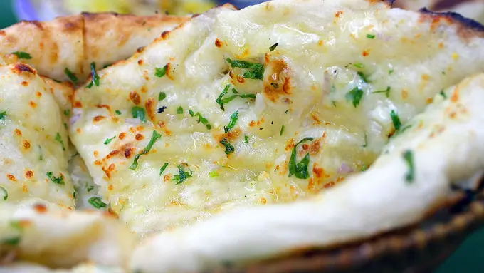 Liburan ke Malaysia? Kunjungi 5 Resto Naan Keju Terbaik di Sana