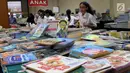 Seorang pelajar melihat-lihat buku pada Indonesia International Book Fair 2019 di Jakarta Convention Center, Kamis (5/9/2019). Indonesia International Book Fair 2019 menghadirkan ratusan ribu buku dari berbagai penerbit dan berlangsung hingga 8 September 2019. (Liputan6.com/Helmi Fithriansyah)